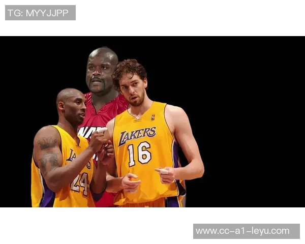 谢里夫奥尼尔特意前来致敬科比叔叔与雕像合影留念