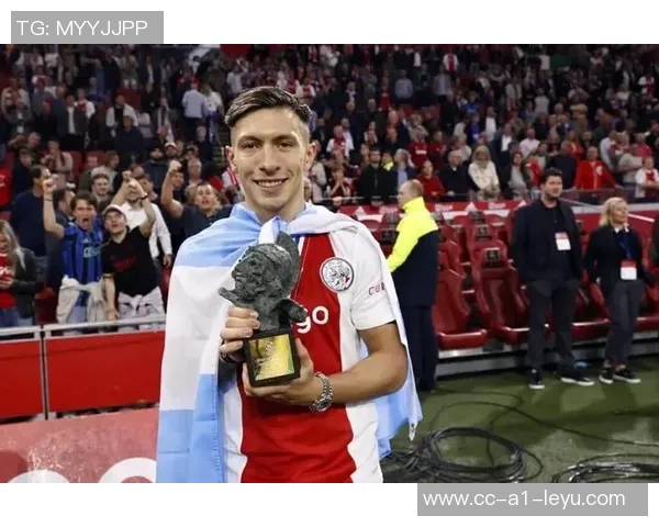 富安健洋抵达阿姆斯特丹明天将进行阿贾克斯体检开启新篇章 富安健洋抵达阿姆斯特丹明天将进行阿贾克斯体检开启新篇章