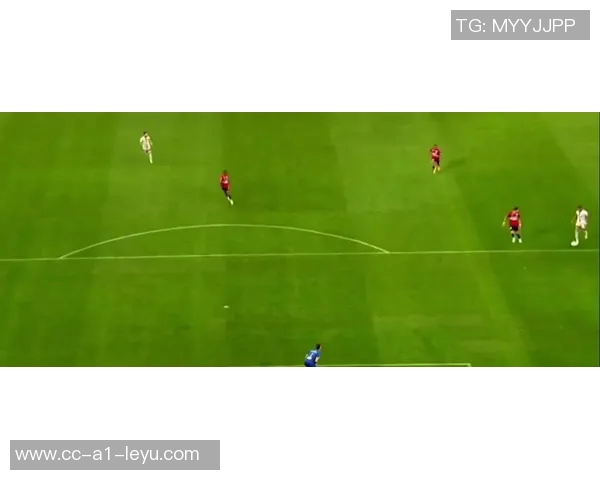 姆巴佩禁区内错失绝佳机会射门被防守球员神勇挡出