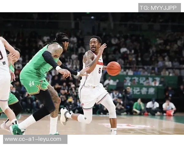 马瑟林砍下38分创生涯新高赛后将比赛用球赠送热情球迷 马瑟林砍下38分创生涯新高赛后将比赛用球赠送热情球迷